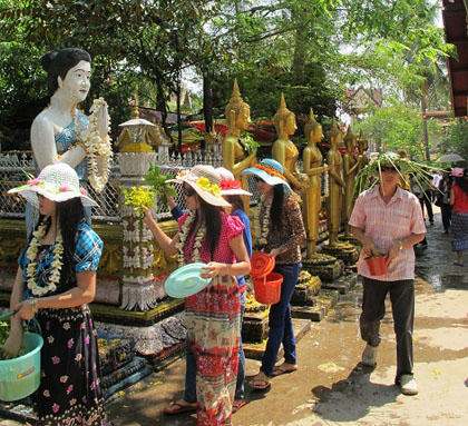 Bunpimay, Tết của các bộ tộc Lào - té nước cầu may! 